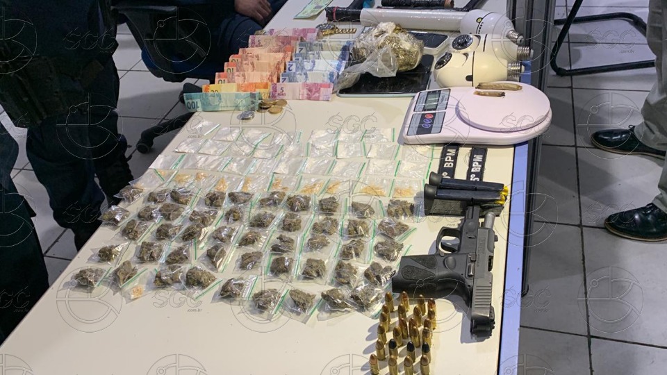 Foram apreendidos celulares, dinheiro em espécie, balança de precisão, armas, cocaína e maconha com casal — Porto Velho (RO)